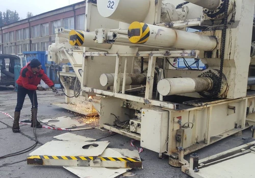 vstrikovaci-stroj-4_1600x900ms